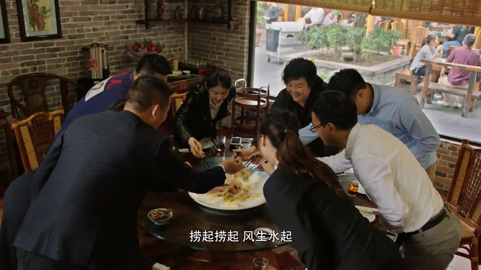 含着王妃的一对高耸剧照2